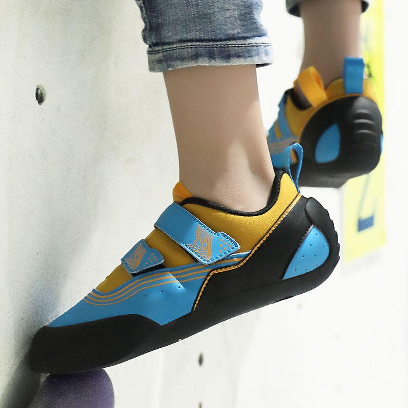 The speed at which children who climb rock-shoes, boys and girls, walk in and out of stone-shoes school trick-in-the-door training shoes