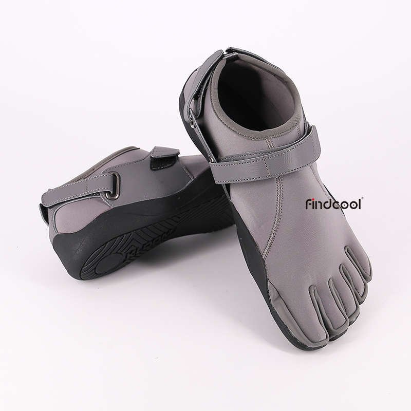 Findcool's five-shoe man and woman are all about five-toe-shoe dancing and yoga