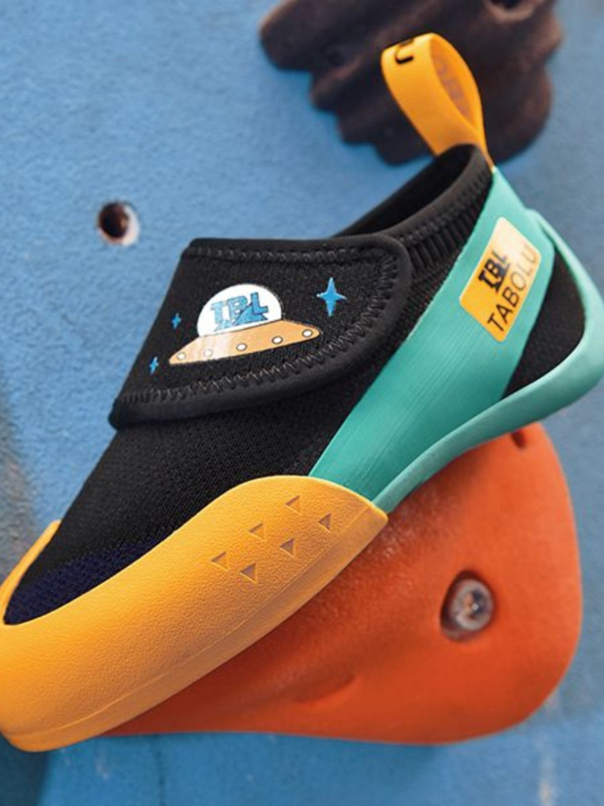In-house training shoes for young climbers, male and female, in-house stone-capping juniors