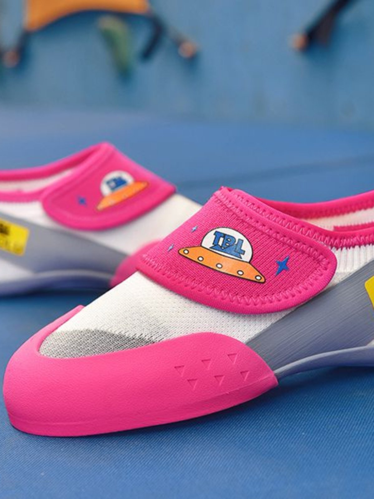 In-house training shoes for young climbers, male and female, in-house stone-capping juniors