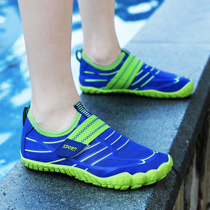 Integrated training of boys and girls in shoes for the indoors of children who jump out of ropes and slippers and skate-climbing shoes