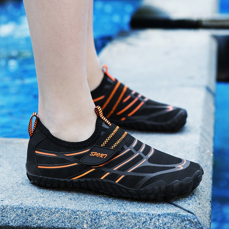 Integrated training of boys and girls in shoes for the indoors of children who jump out of ropes and slippers and skate-climbing shoes