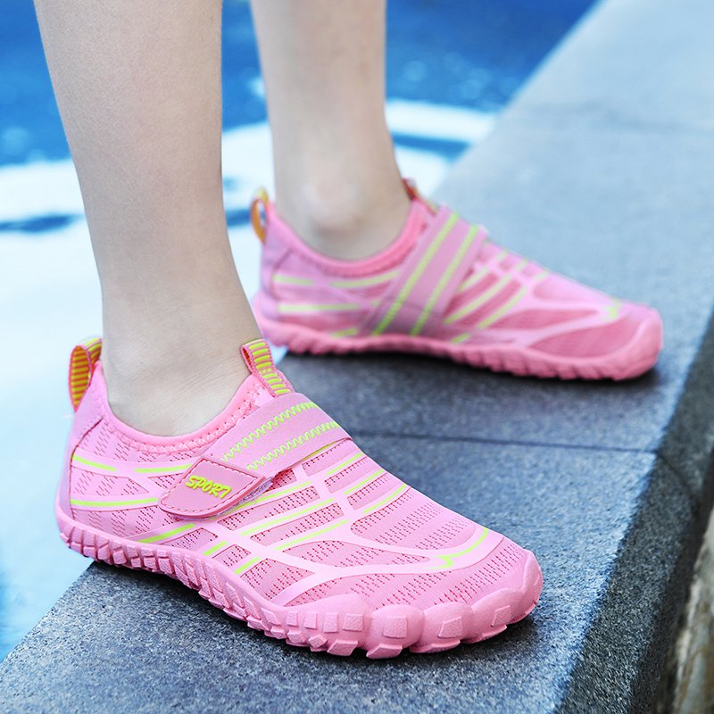Integrated training of boys and girls in shoes for the indoors of children who jump out of ropes and slippers and skate-climbing shoes