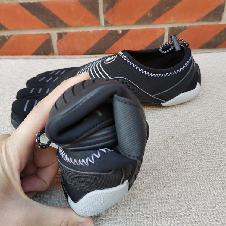 five-shoe man outside the house, a platinum platinum girl