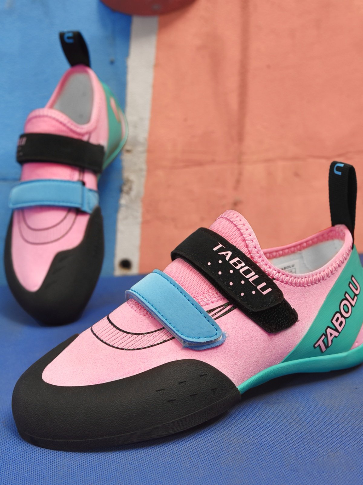 Boys and girls who are first-time home climbers for the children's rock-climbing shoes are outside the home