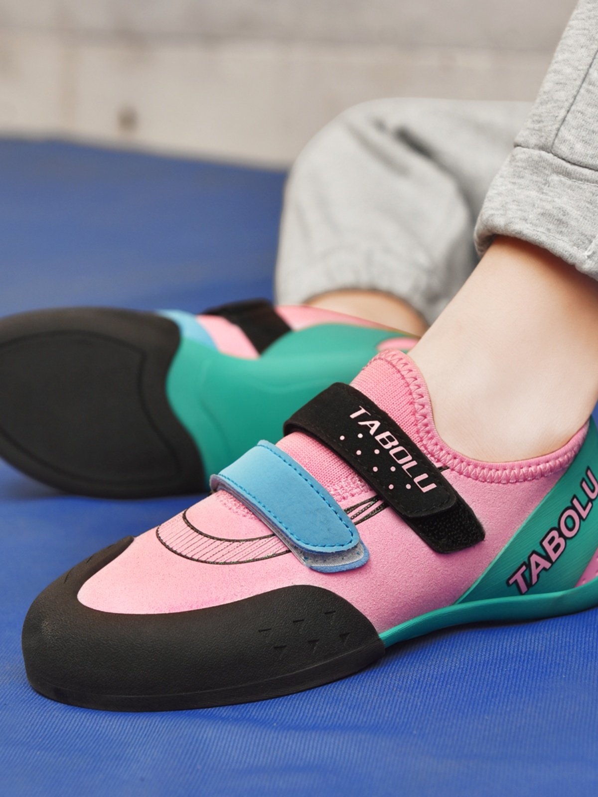 Boys and girls who are first-time home climbers for the children's rock-climbing shoes are outside the home