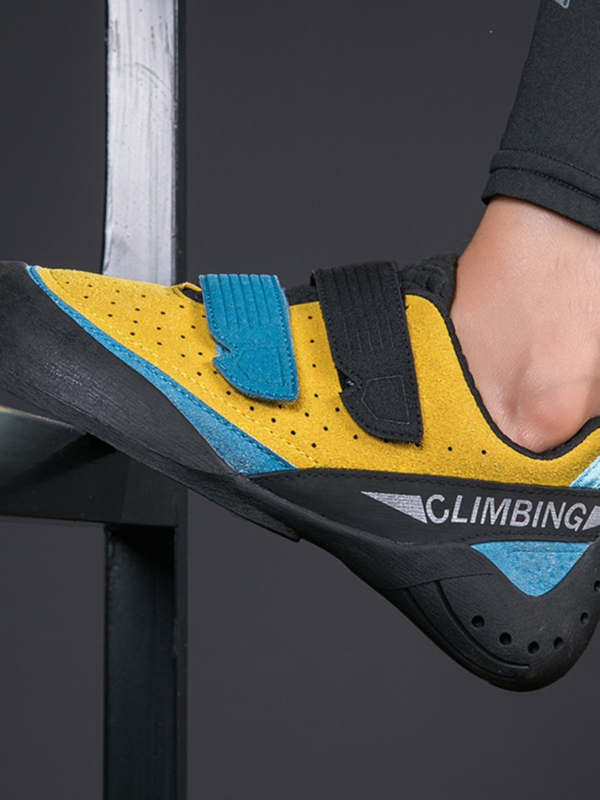 Young rock-crawling boys, boys and girls, home-based rock-climbing shoes beginners, put up with boys