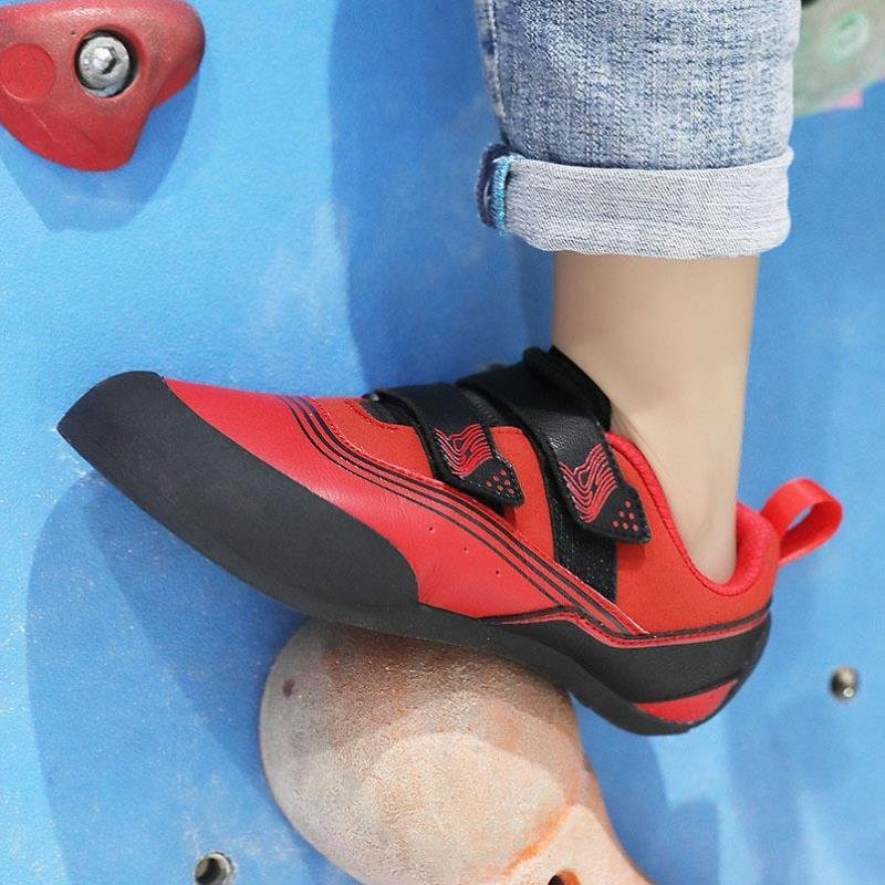 The speed at which children who climb rock-shoes, boys and girls, walk in and out of stone-shoes school trick-in-the-door training shoes