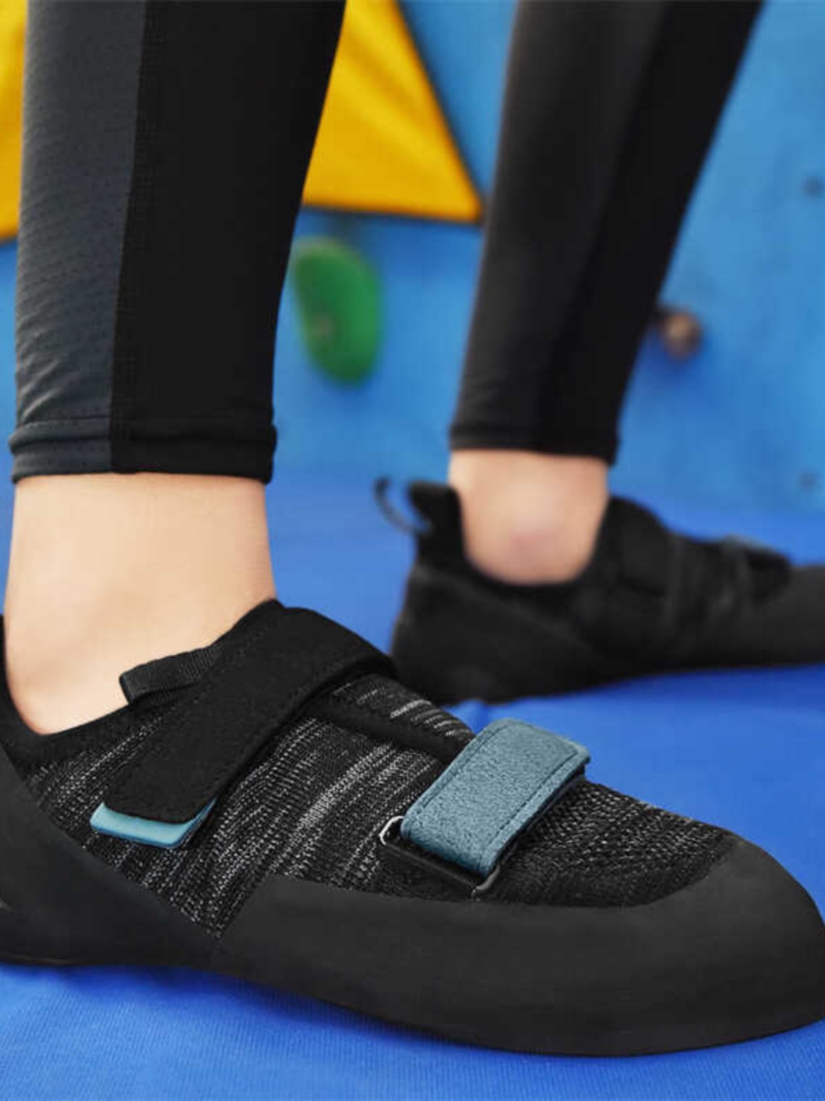 Trained rock-crawling shoes, rock-climbing shoes, male and female beginners in rock-crawling shoes