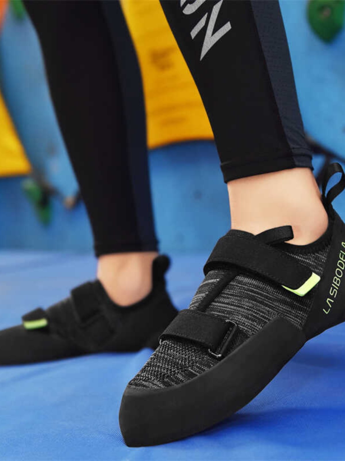 Trained rock-crawling shoes, rock-climbing shoes, male and female beginners in rock-crawling shoes