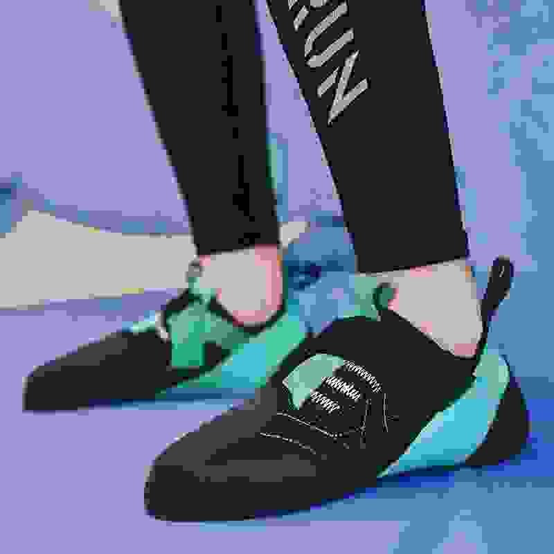Rock-climbing man and woman trained in the indoors of the shoes, rock-climbing band, rock-climbing field 188