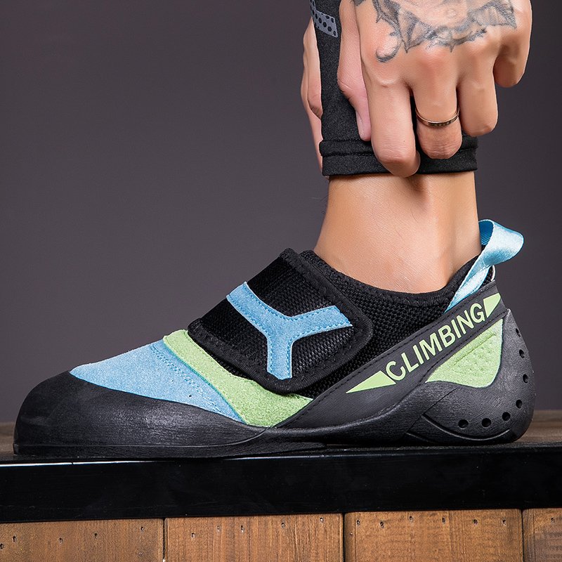 Crawling shoes beginners train in in-shoe climbers to bring in children to climb