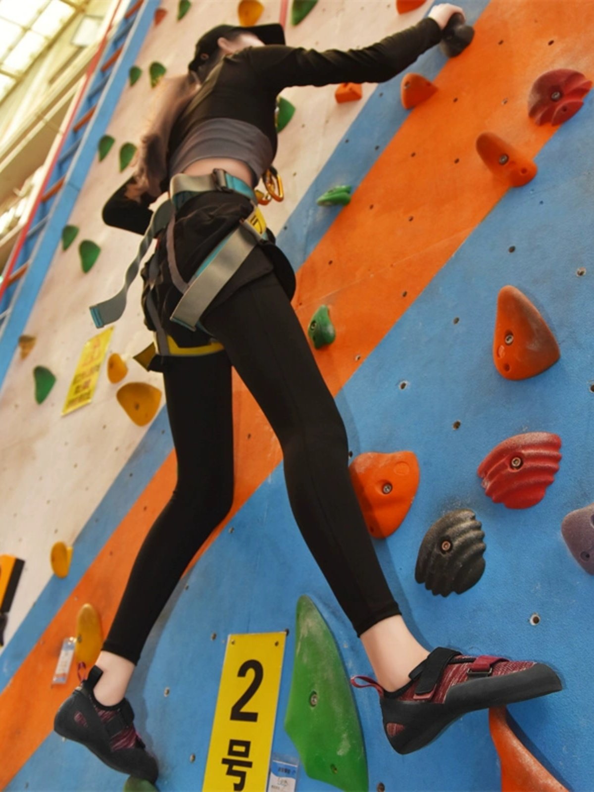 New rock-climbing shoes for men and women in the house, and air-scrawling beginners, adult rock-climbing children outside