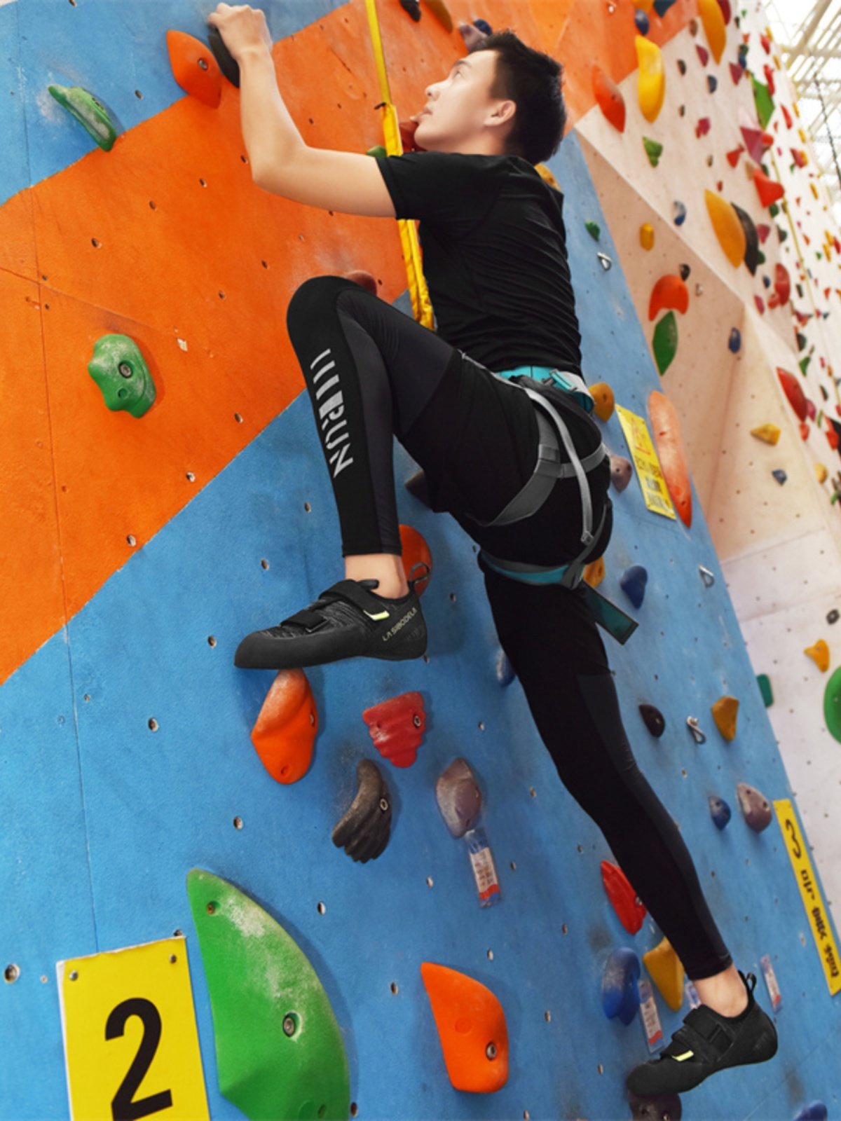 New rock-climbing shoes for men and women in the house, and air-scrawling beginners, adult rock-climbing children outside