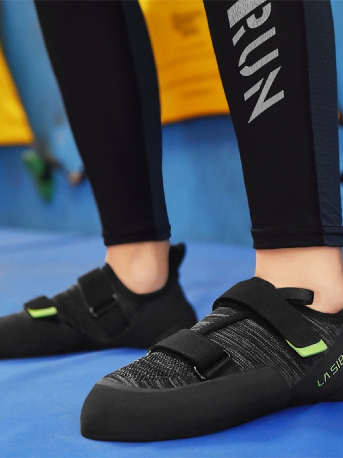 New rock-climbing shoes for men and women in the house, and air-scrawling beginners, adult rock-climbing children outside