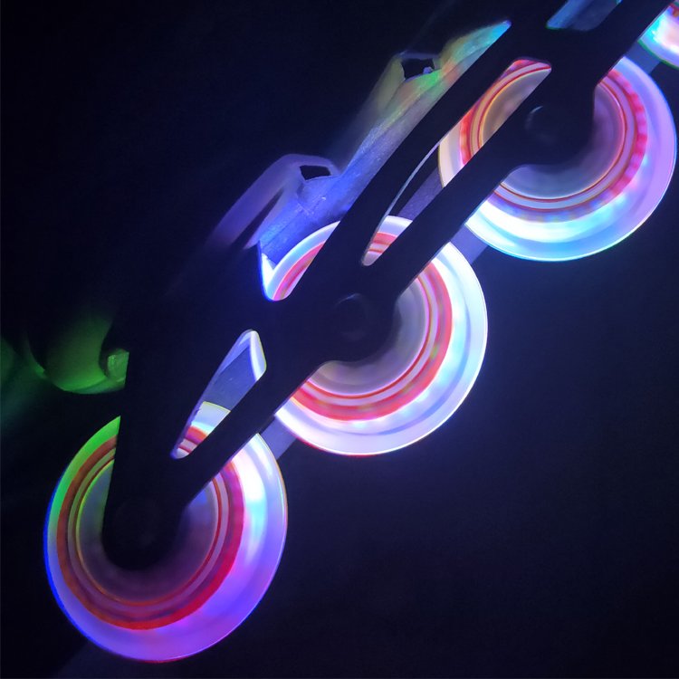 Children of adults skateboarding wheeled aurora glacial slipper fittings, single-lined skating skates night wheel