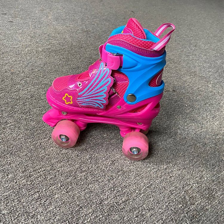 A pair of skates, a grown man's old skater's size can be adjusted for sale at a four-wheeler slipper factory for children