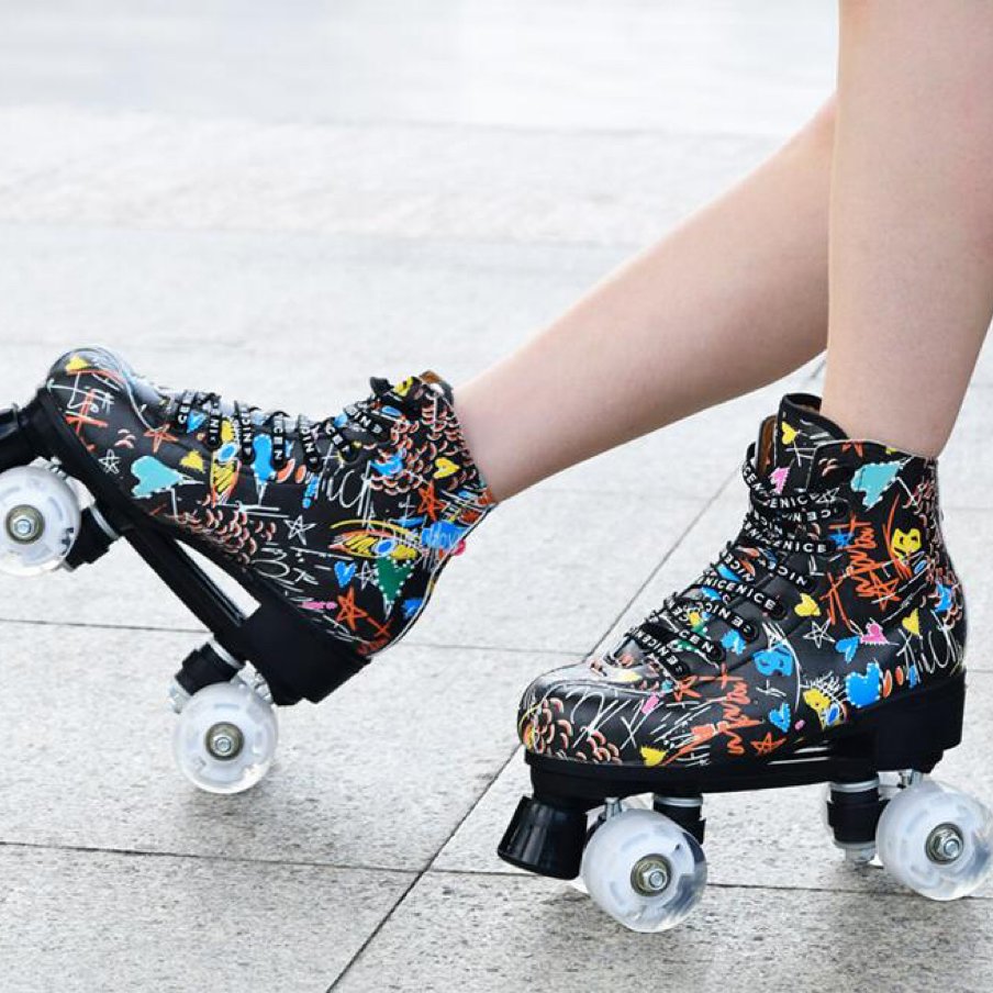 A four-wheel night roller skater skating skating skating field for both men and women