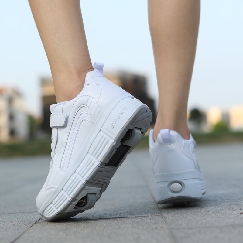 Girls take their shoes away and the invisibility of the two wheels creates one-wheeled shoes for boys and children with wheeled shoes
