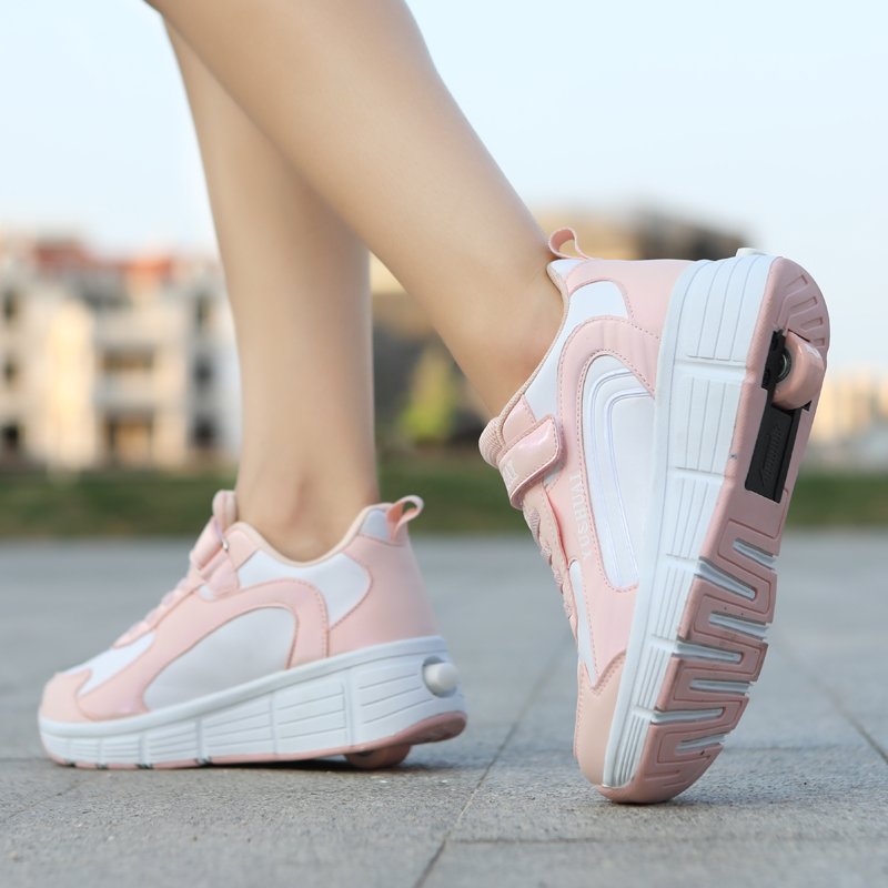 Girls take their shoes away and the invisibility of the two wheels creates one-wheeled shoes for boys and children with wheeled shoes