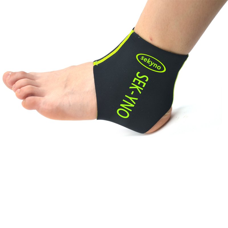 An adult child with an ankle skater's ankles and a skater's shoes without a footr