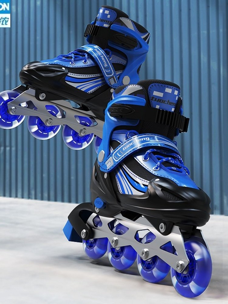 Decañonan skating skating children with a set of starters and skating boys and girls