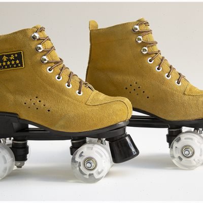A student of the Golden Cloud-Bronced Skating Field with double-trip skates and flashing oxen-skin-tip skates
