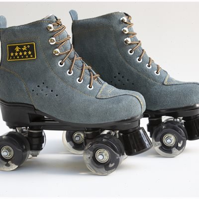 A student of the Golden Cloud-Bronced Skating Field with double-trip skates and flashing oxen-skin-tip skates
