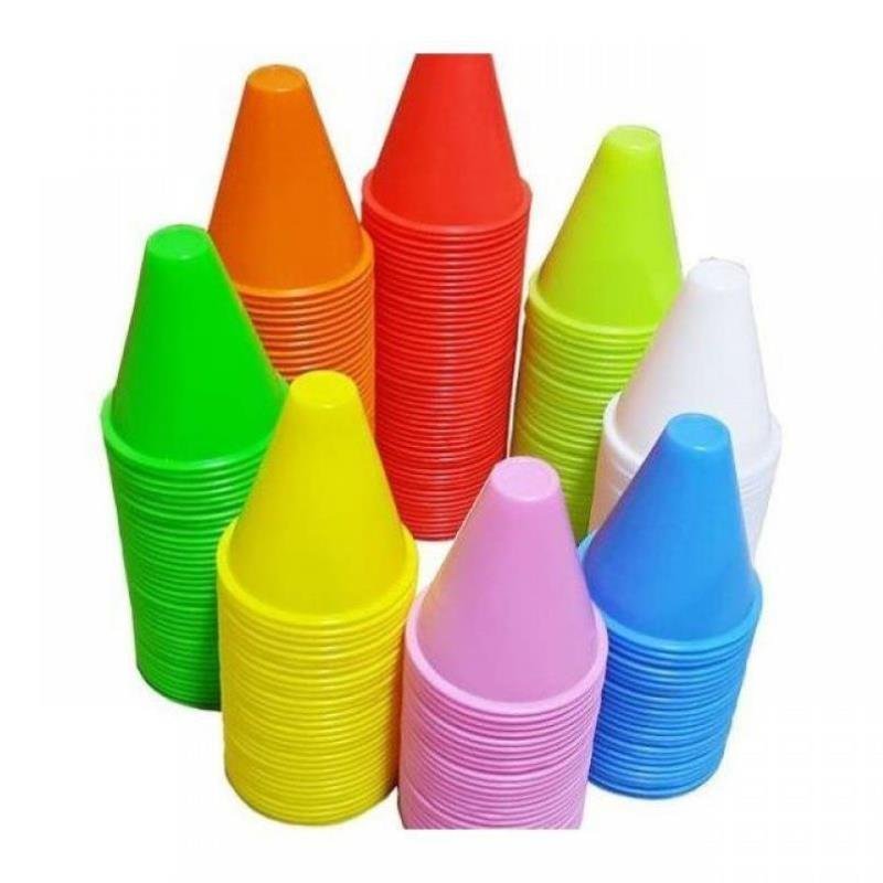 Dry ice-free-barrier skating cups of round road poles marked with thick and straight rows and many coloured skates