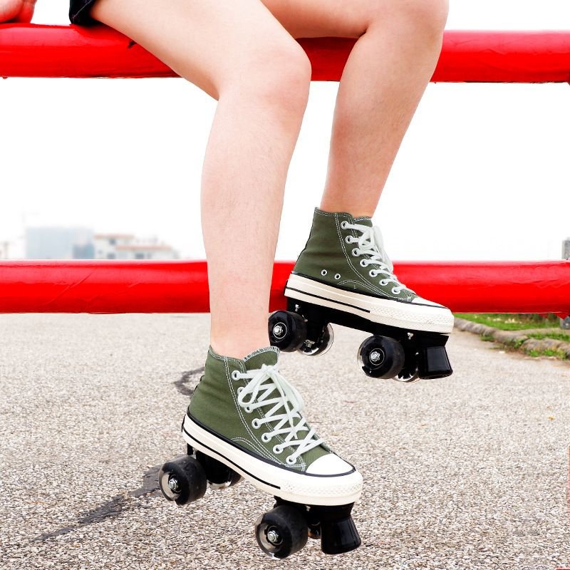 Skating skates, two-wheeled skates, four-wheels of glitter for young boys and young girls