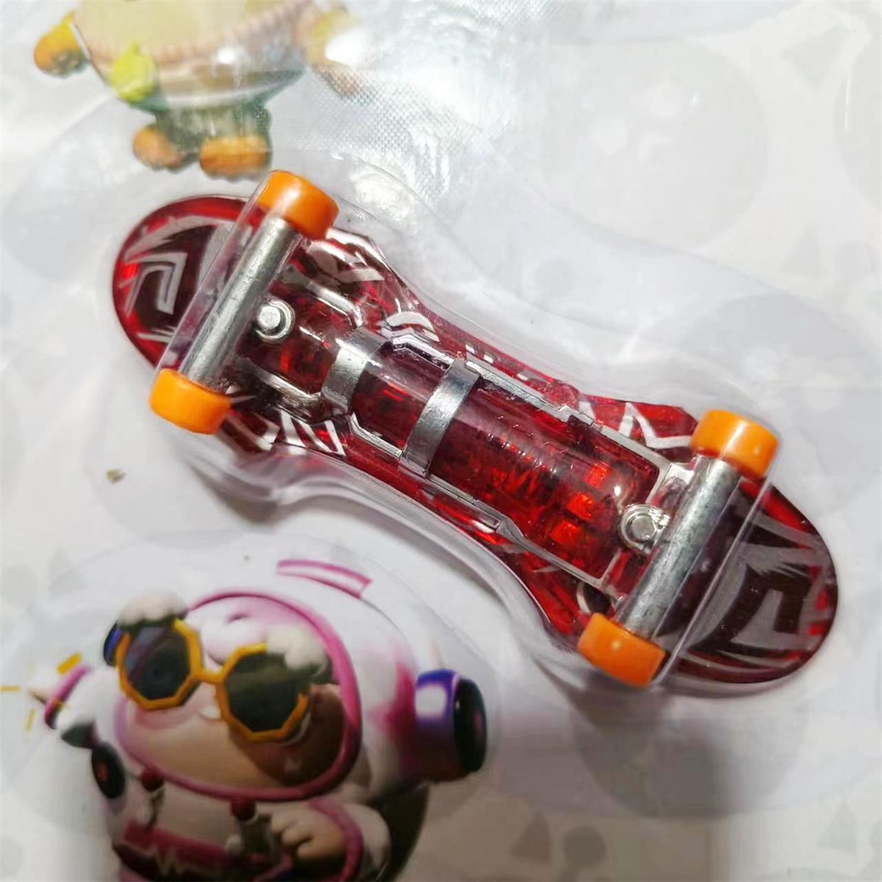 A new eggie party with mini-finger skating