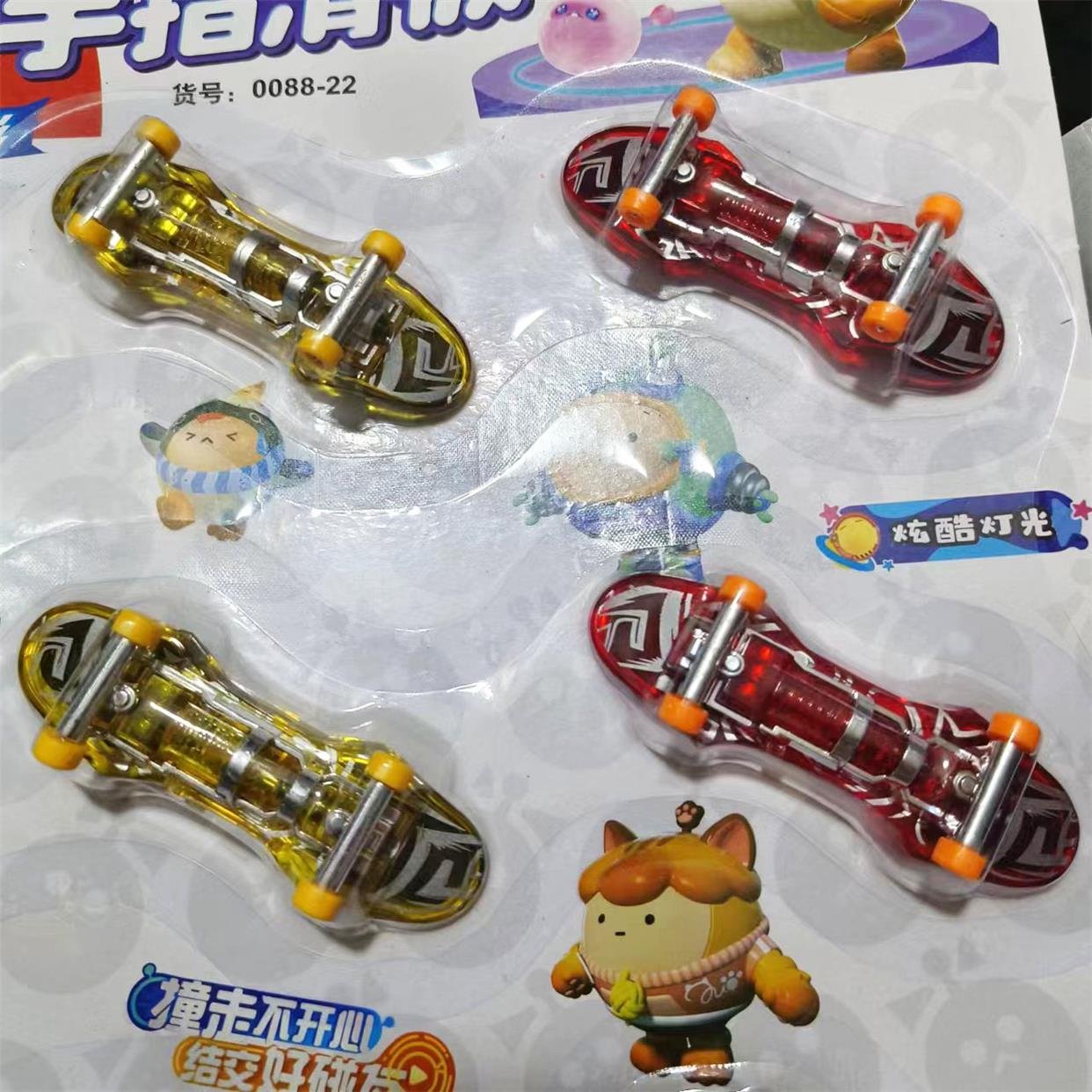 A new eggie party with mini-finger skating