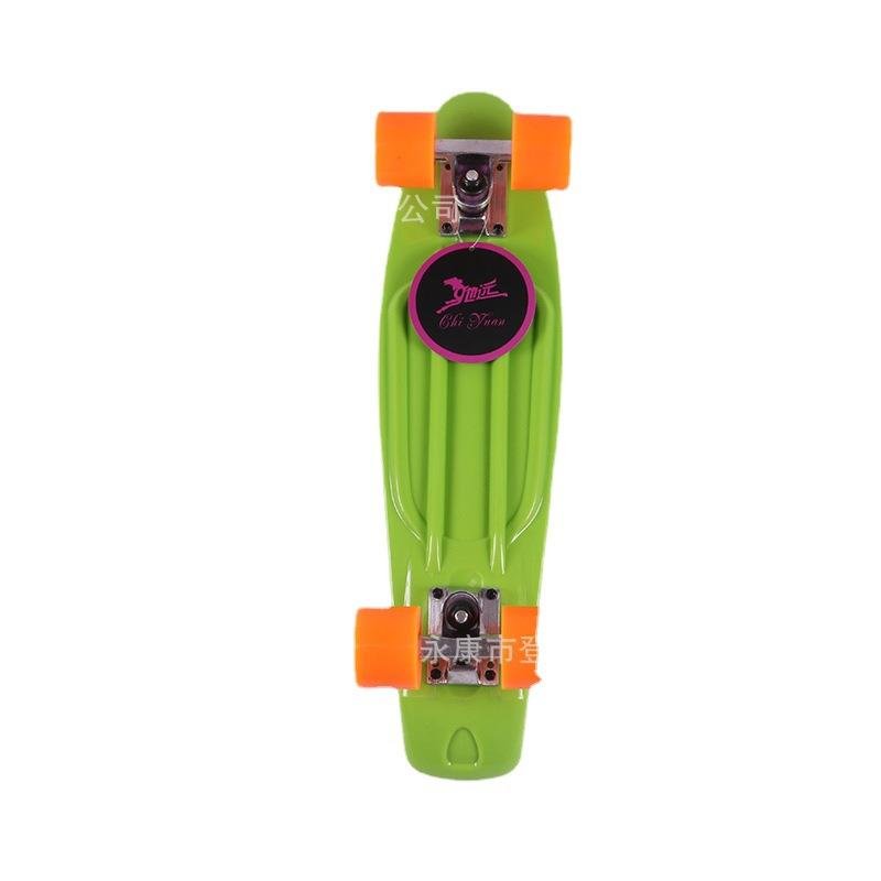 Small-fished banana-board new guy on a one-way skateboard, adult four-wheeler skating machine