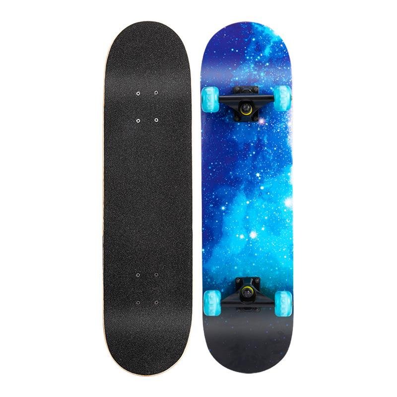 A four-wheel skateboarder for beginners and two-knocked maple-wood road for adult and young children and adolescents