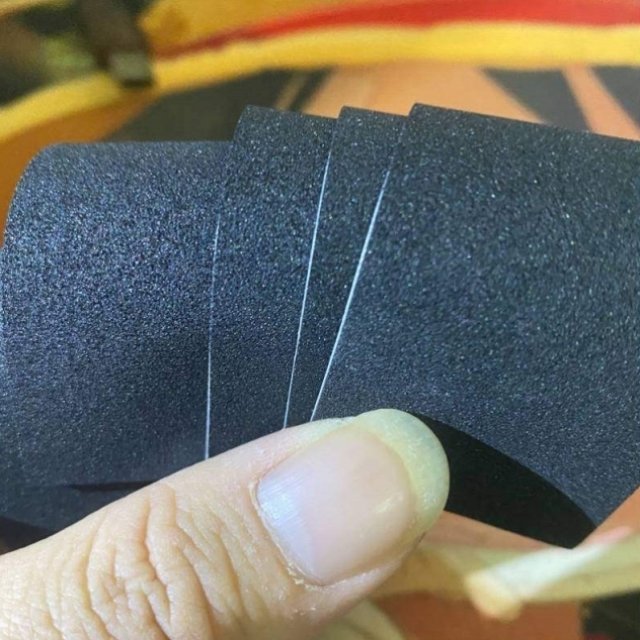Crushable sandboard and sandpapers, with a black-parted finger and a smoothing pad