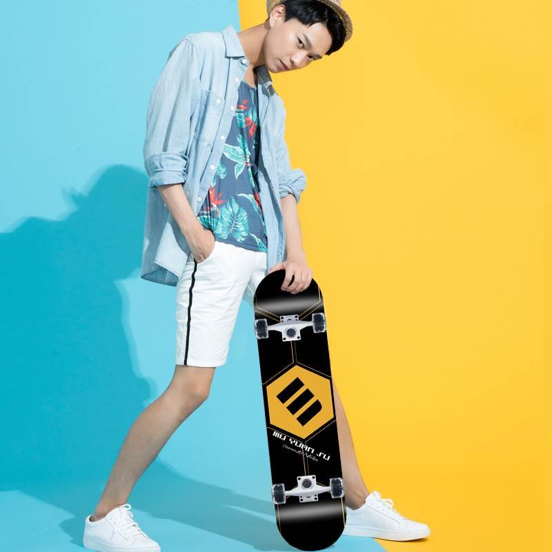 A new 3108 specialty adult mammoth board with a four-wheeler light on a skateboard flasher
