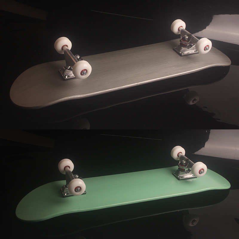 Pure color-scratching skateboards, first-class junior street-scrambling adult walkers, professional double-crossed four-wheel skateboards