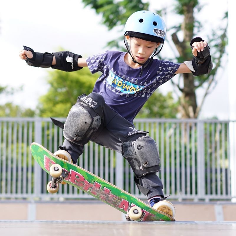 DBH CHILDREN'S SKATEBOARDING PROFESSIONAL, MALE AND FEMALE BEGINNERS, 2-6-12 YEAR-OLDS