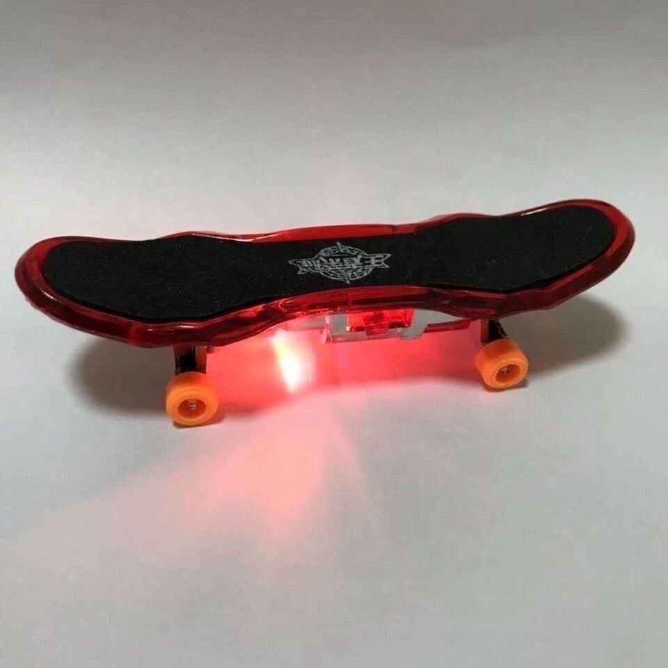 A little toy gift from the flair-finger skateboard 6-1 children's euphoria projector