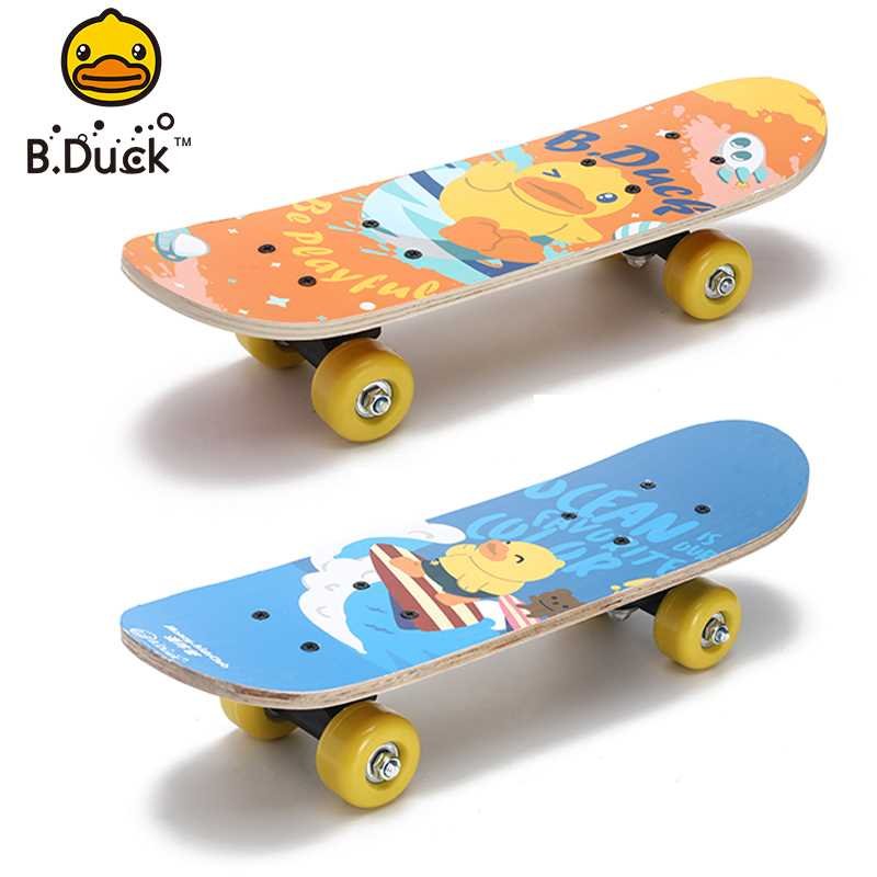 Four-wheeled duck skating beginners aged between 6 and 8 years and aged 10 to 12 years