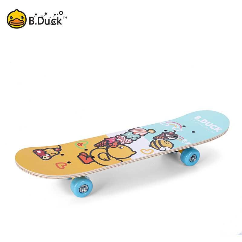 Four-wheeled duck skating beginners aged between 6 and 8 years and aged 10 to 12 years