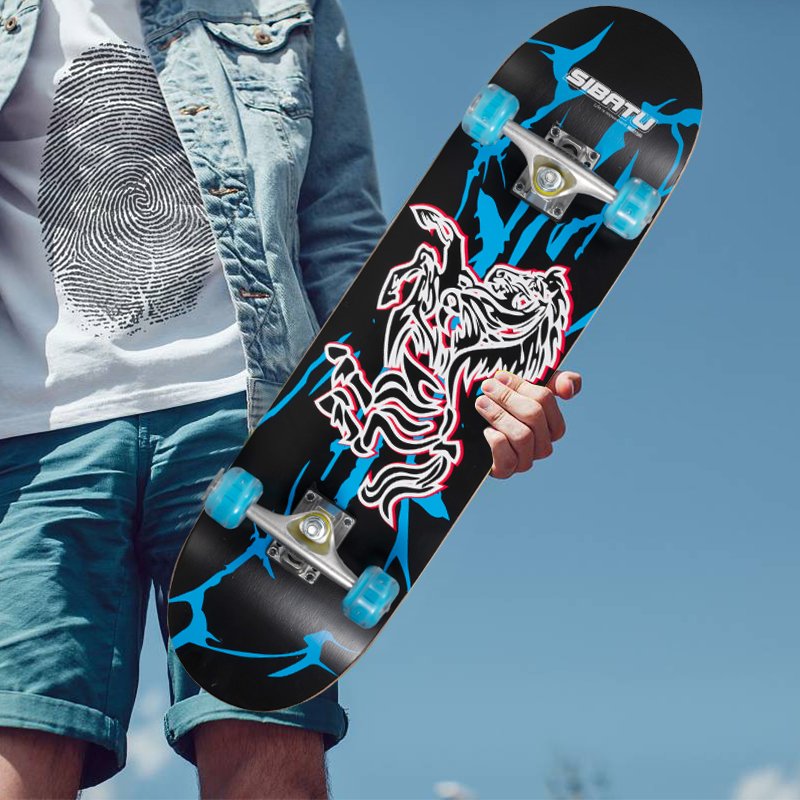 Senior female surfer in the four-wheeled double-board adult surfer, 6 to 12 years of age, and 15 years of age, of the Decanonon skater