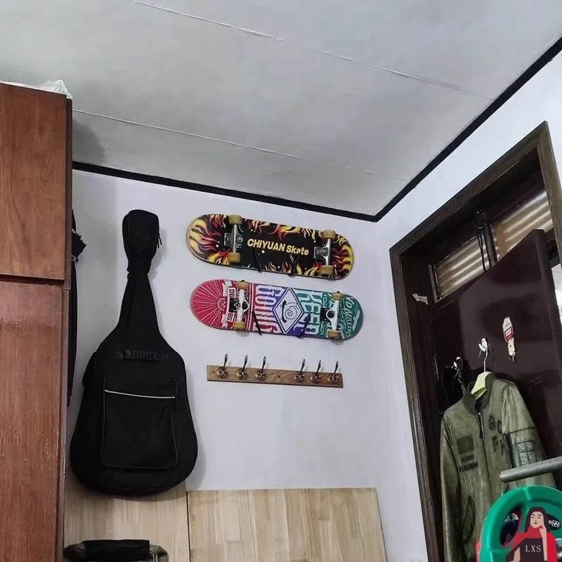 Four-wheel skateboard sleigh sleigh slabs and surfboards are tied to the wall with a big fish slab