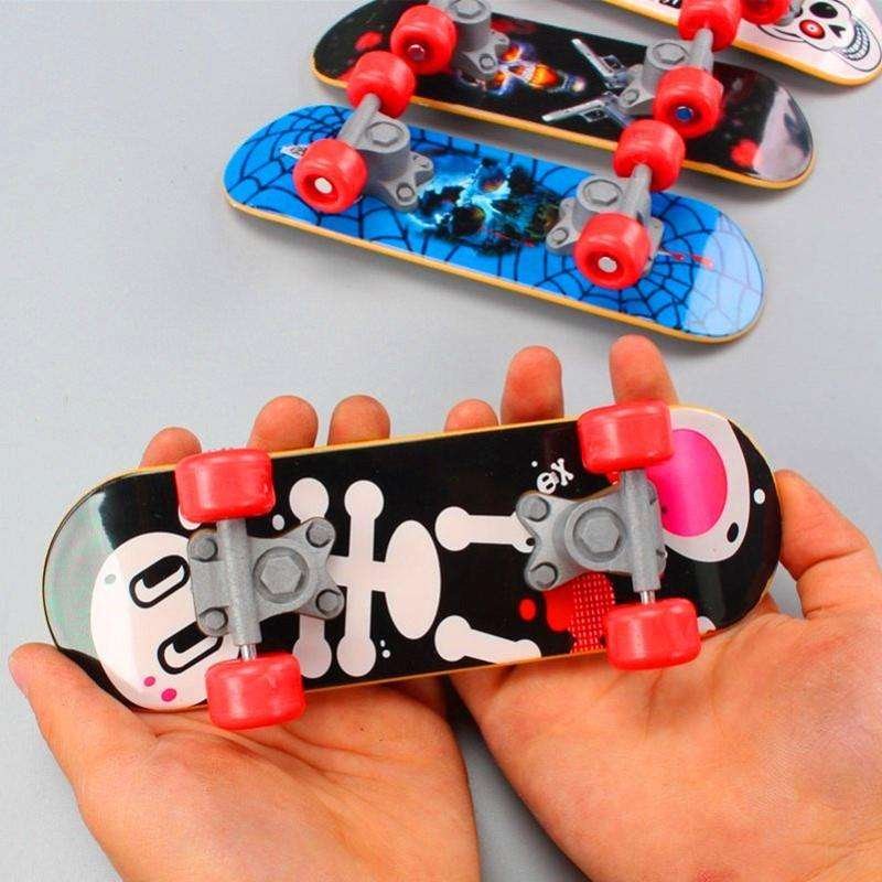 Tortoise skater finger finger pointy parrot skateboard model with a shivering hound