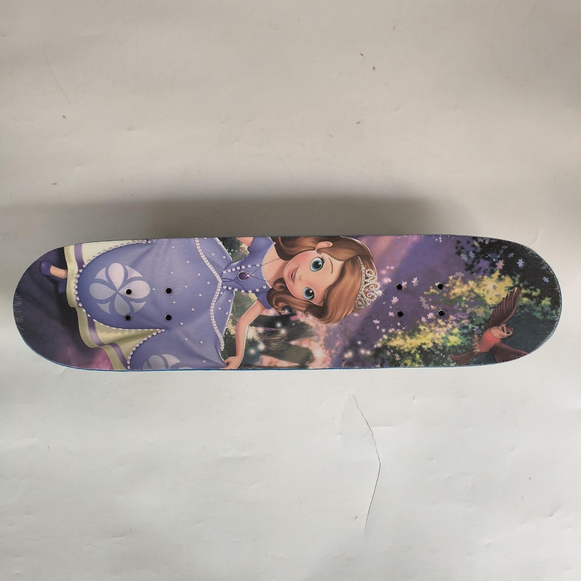 A FOUR-WHEEL SKATING FOR FOUR-WHEEL SKATING FOR YOUNG MEN AND WOMEN, A PU-LIGHTER ON THE STREET