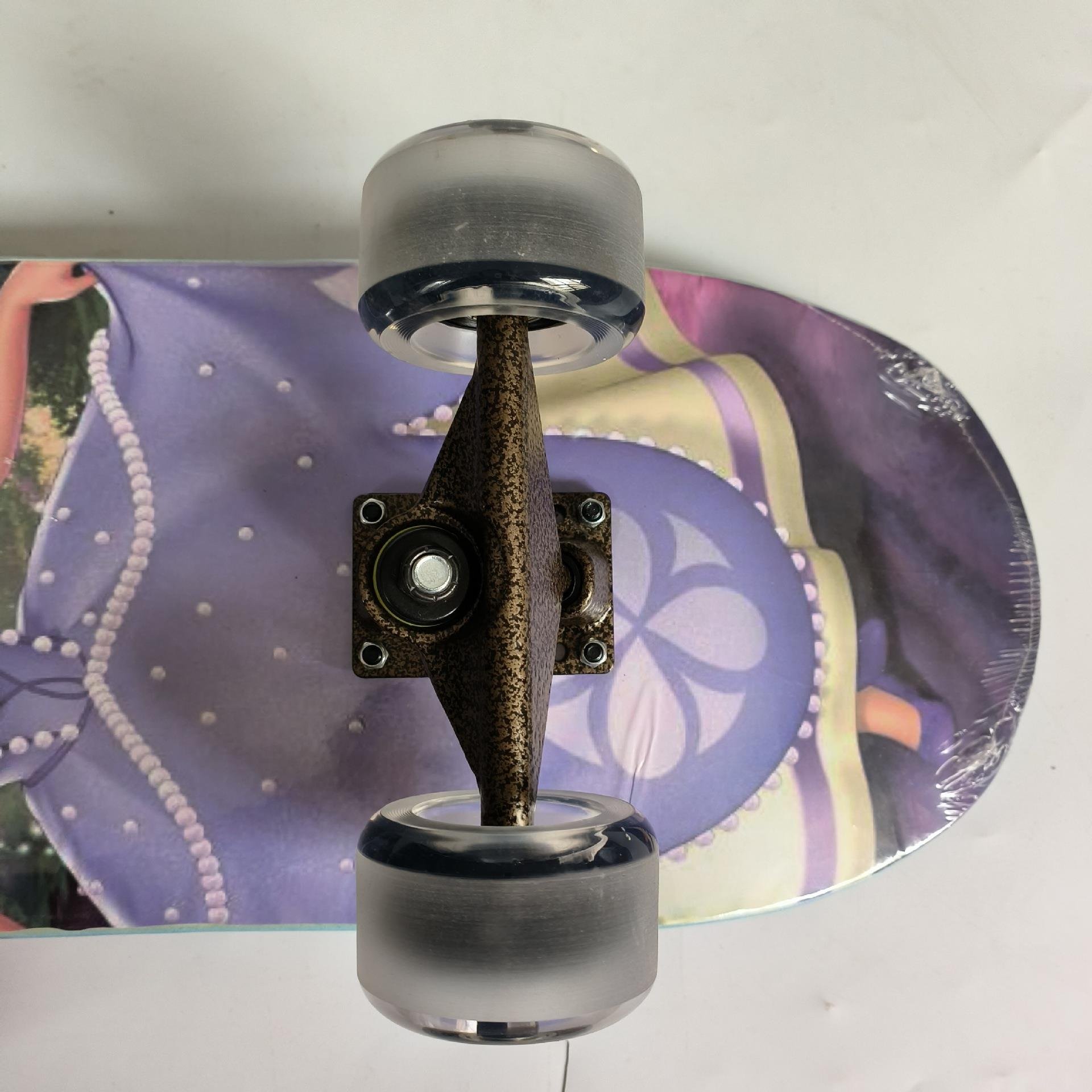 A FOUR-WHEEL SKATING FOR FOUR-WHEEL SKATING FOR YOUNG MEN AND WOMEN, A PU-LIGHTER ON THE STREET