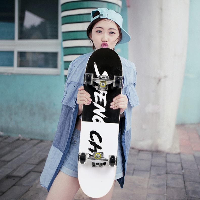 Four wheeled skateboards for boys and girls in the double-board nightlight school for skate-scratching juniors