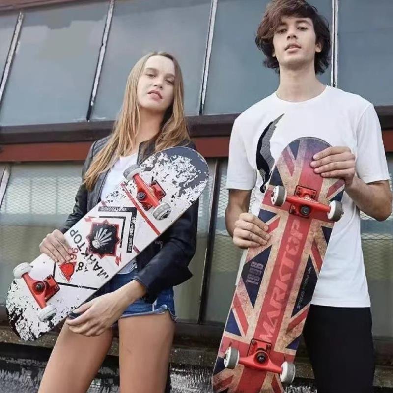 The action skateboard adult girl with the pressure-resistant plate, the small, creative wheel, the small, young board