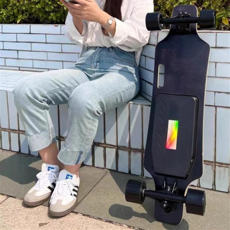An electric skater, four-wheeler scholar, double-drive adult skater