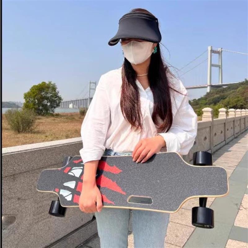 An electric skater, four-wheeler scholar, double-drive adult skater